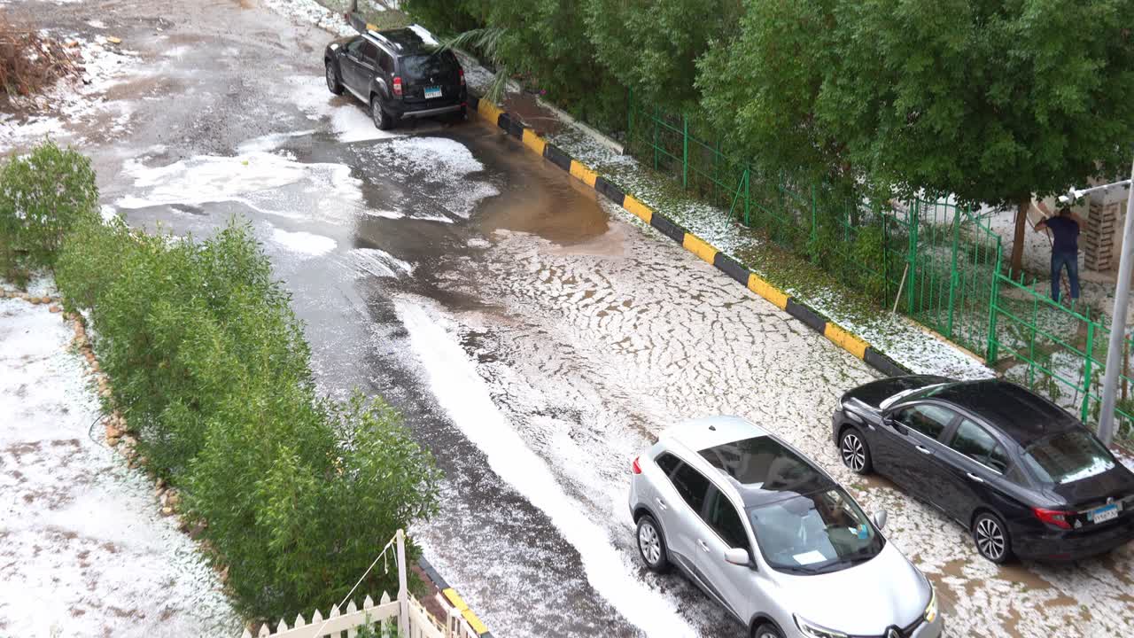 이집트 도시 허르가다는 우박 폭풍 이후