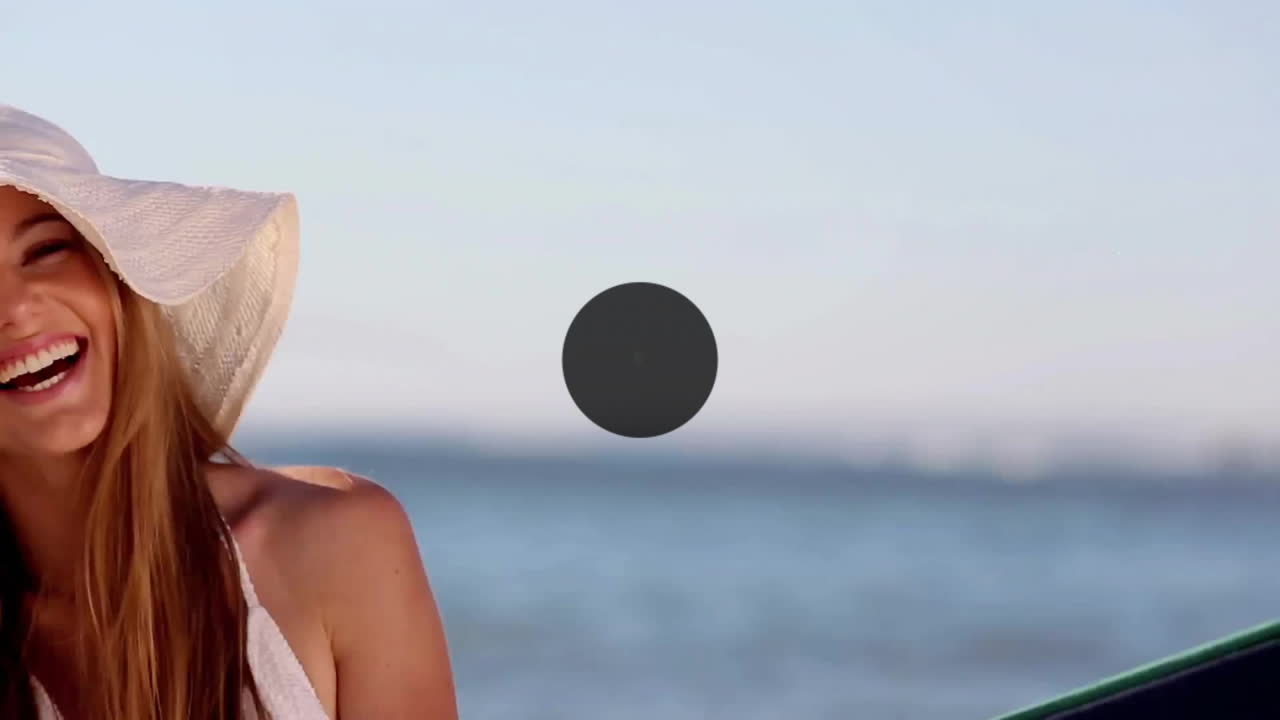 해변에서 백인 여성에 대한 아이콘과의 연결 네트워크의 애니메이션