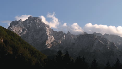 Zeitrafferwolken-über-Berggipfel-Bei-Sonnenuntergang,-Ojstrica-Und-Kamnisko-Savinja-Alpen,-Slowenien,-Logarska-Dolina,-Europäische-Alpen