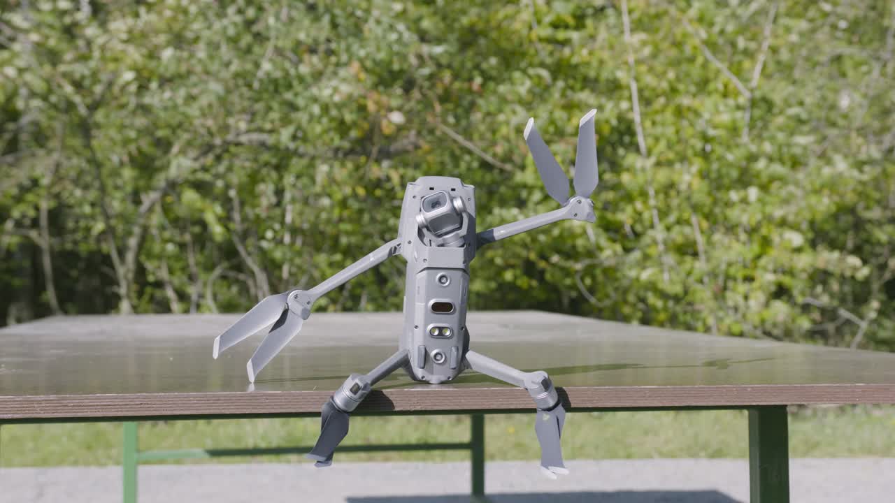 테이블 위에 분해된 드론