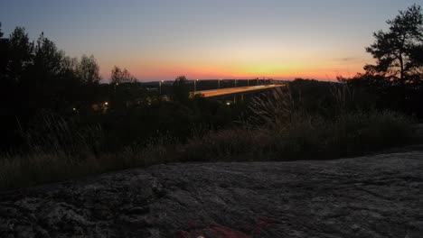 Lapso-De-Tiempo-De-Una-Puesta-De-Sol-Capturada-En-Una-Colina-En-Liljeholmen-En-Estocolmo-Frente-A-La-Autopista-Essingeleden