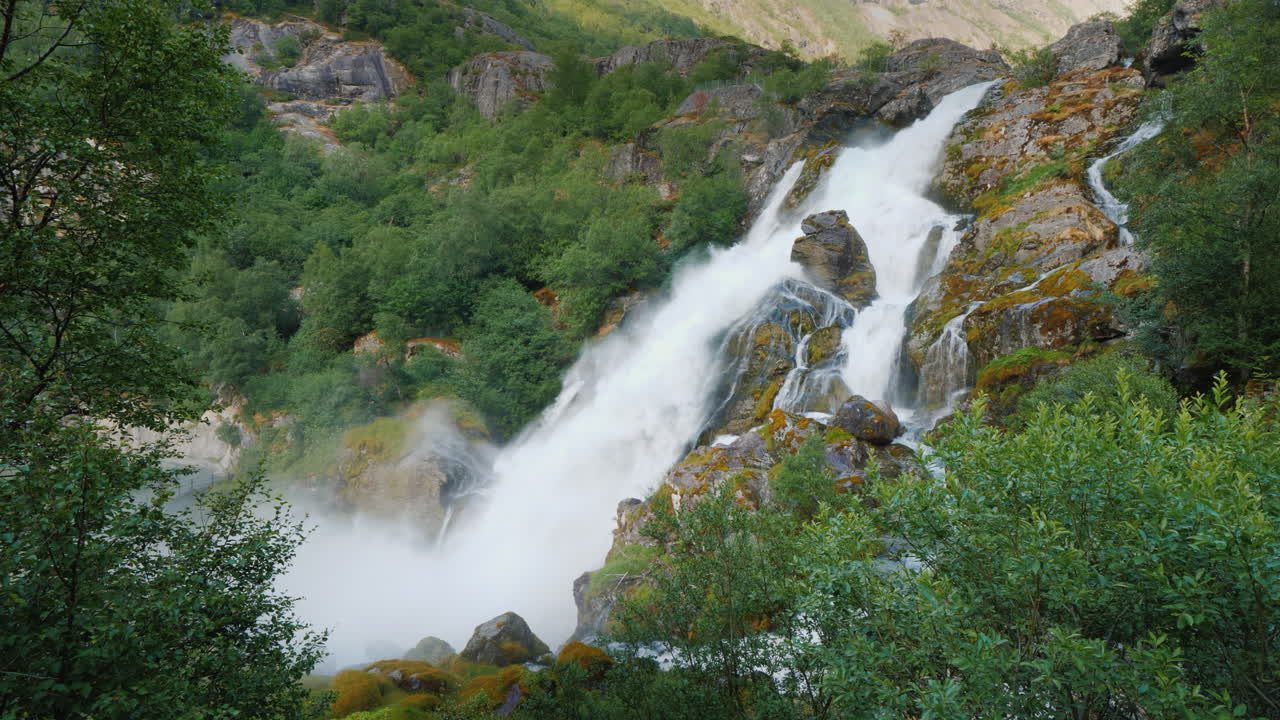hermosa cascada del agua de deshielo del glaciar brixdal en noruega vista superior video 4k