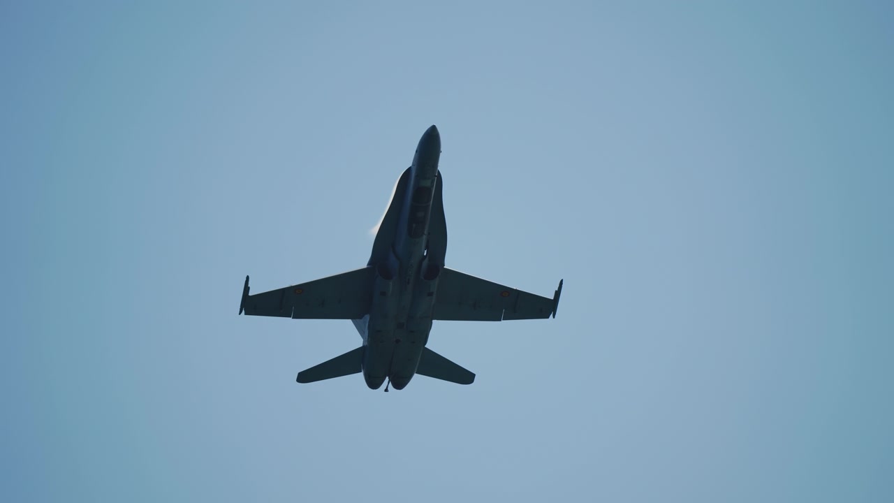 Tampak Bawah Jet Tempur Militer Saat Melintas Rendah di Atas