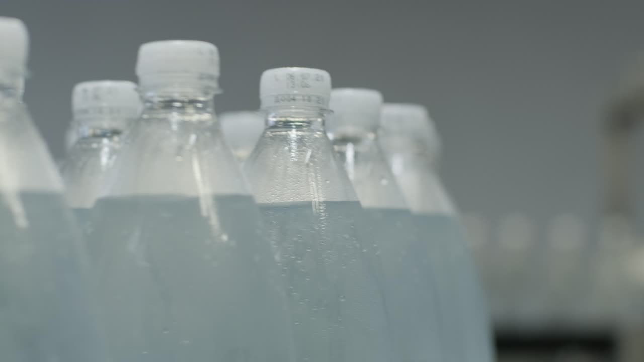 현대 음료 공장 에서 음료 물 병 을 담은 컨베이어 벨트