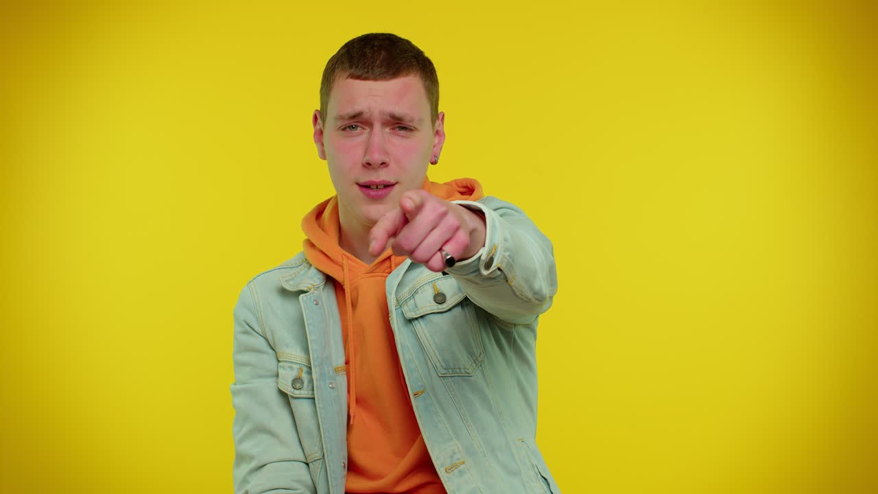 hombre sonriendo emocionado, señalando a la cámara, belleza eligiendo ganador afortunado, indicando a impresionante usted