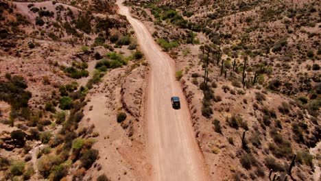 dron de 4k conduciendo por un camino de tierra en el desierto de arizona
