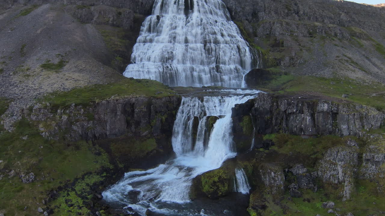 primer plano en la cascada de dynjandi, fiordos del oeste de islandia.