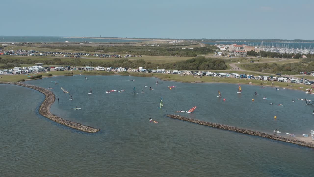 드론 - 섬에 흰 구름이 있는 화창한 날 푸른 물결과 바람이 부는 바다에서 많은 서퍼들의 공중 촬영, 30p