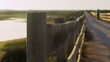 offroad pad bij zonsondergang met een jogger op de achtergrond