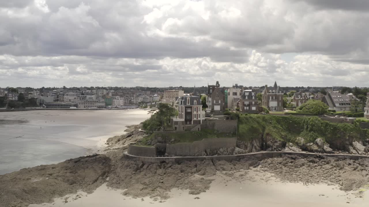 ciudad costera con vistas a la playa
