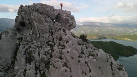 Luftdrohnenaufnahmen-Eines-Mannes,-Der-An-Einem-Sonnigen-Tag-Auf-Den-Felsen-Steht