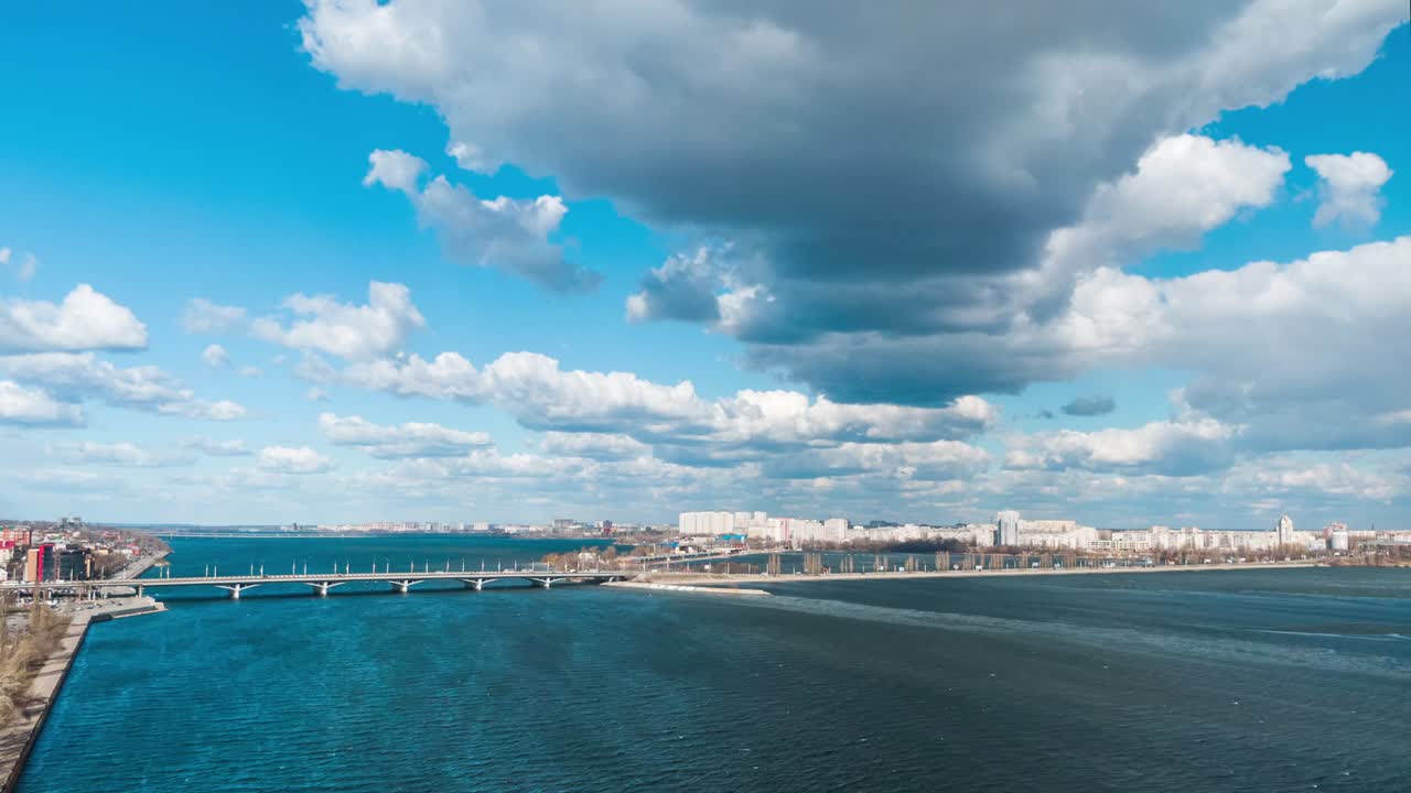 구름  하늘 아래 의 강 과 다리 를 가진 도시 풍경