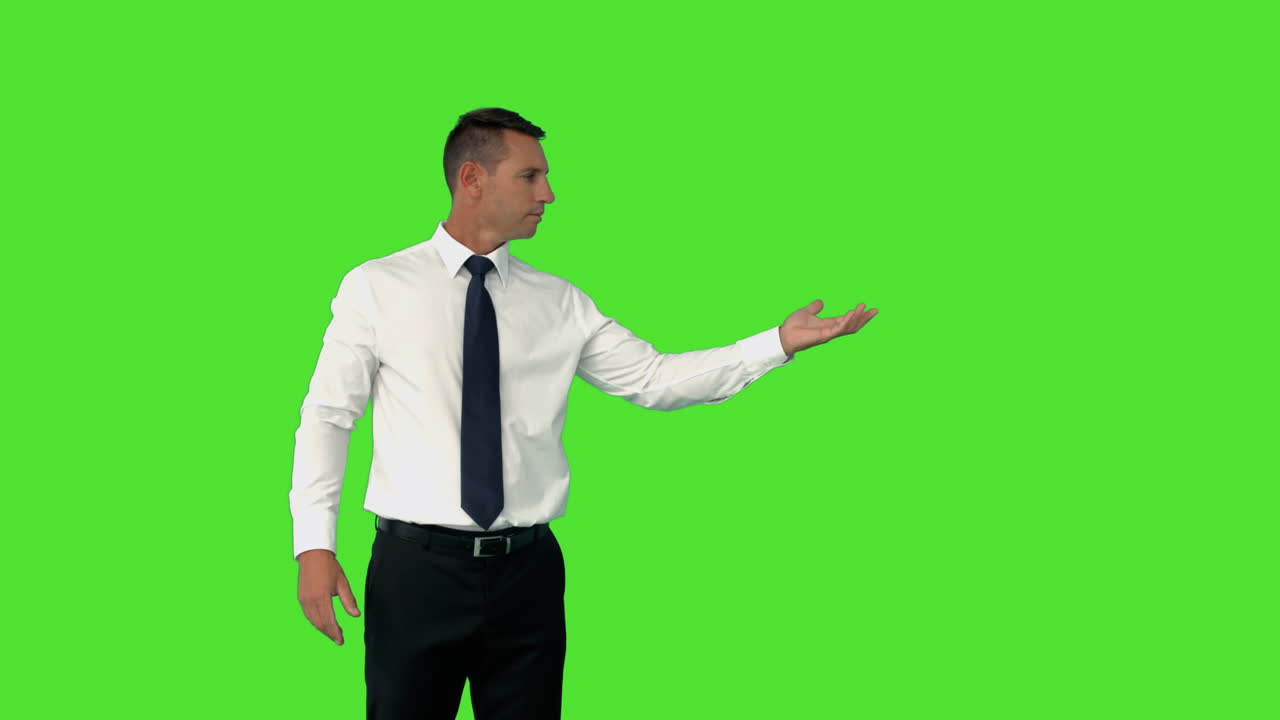 un hombre de negocios con la mano extendida.