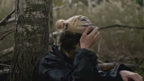 hombre sentado en el bosque