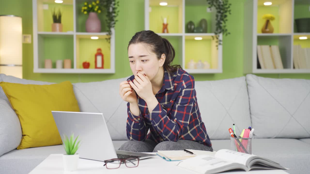 잘못된 거래를 한 아시아의 젊은 여성은 실망합니다.