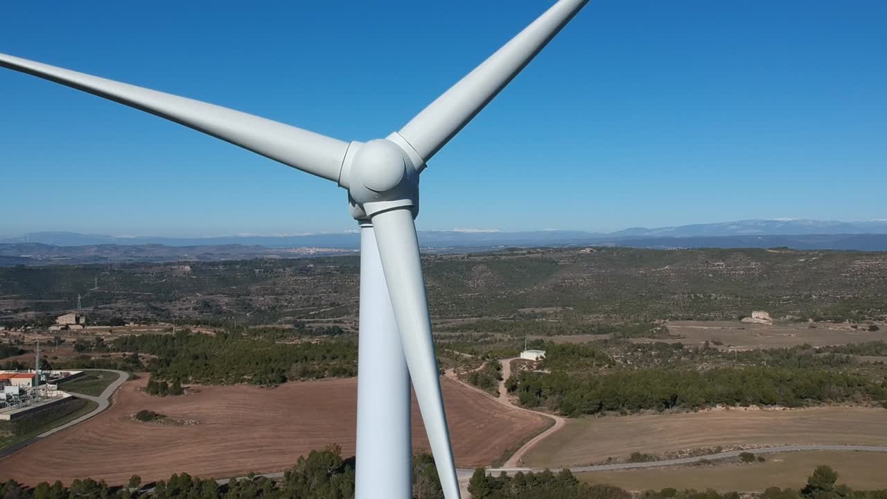 vistas aéreas de molinos de viento con las montañas al fondo en cataluña
