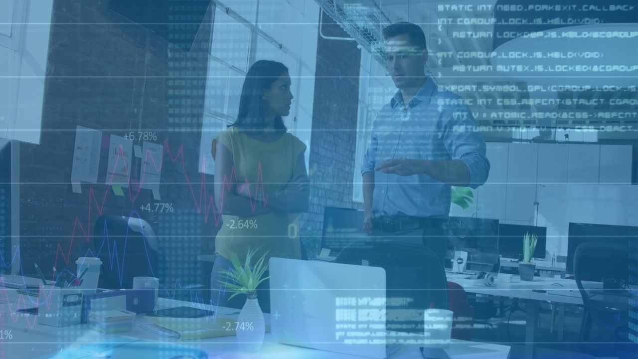 Compañeros de trabajo señalando un portátil mientras asienten, con gráficos de código superpuestos emergiendo para la revisión de datos de negocio