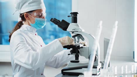 científico usando un microscopio en un laboratorio