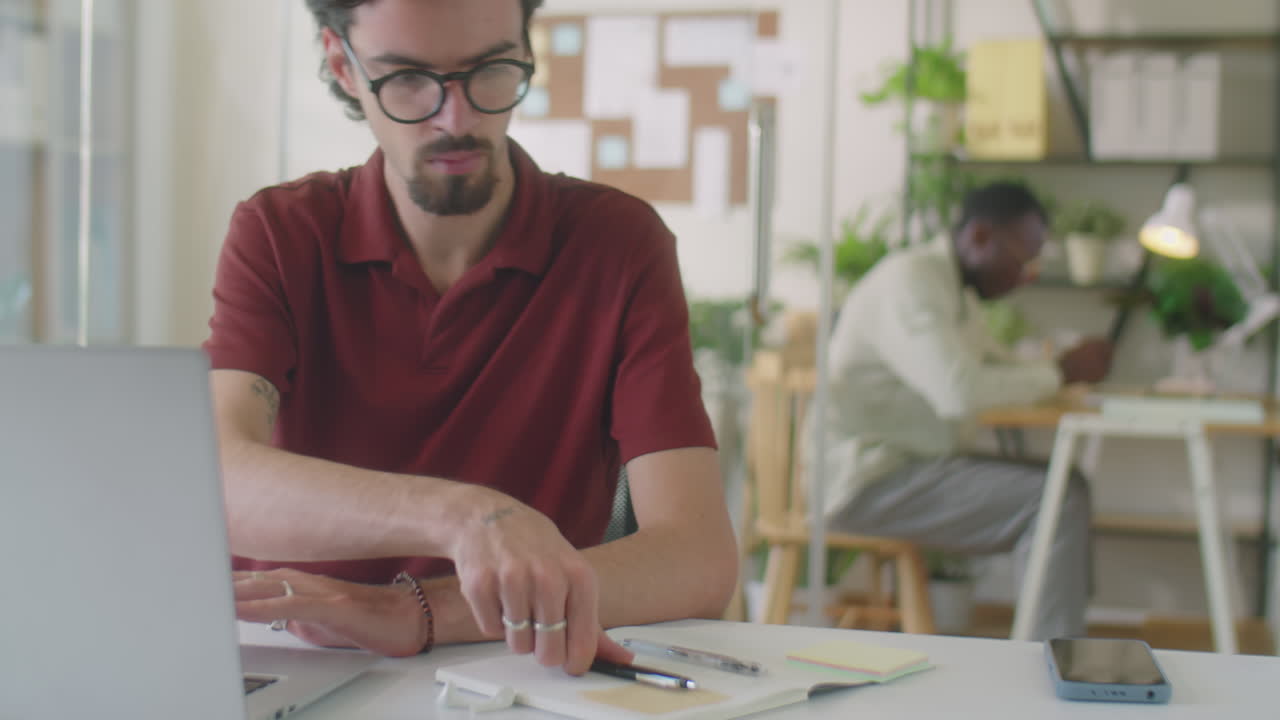 hombre de negocios trabajando en una computadora portátil en el escritorio de la oficina