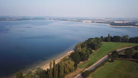 Drohnenflug-Mit-Blick-Auf-Die-Bewegung-Des-Hanningfield-Reservoirs-Von-Rechts-Nach-Links