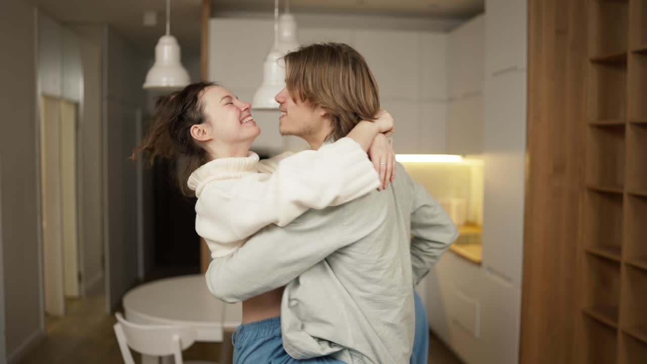 noche romántica - mujer salta a sus manos novio y girando en el baile