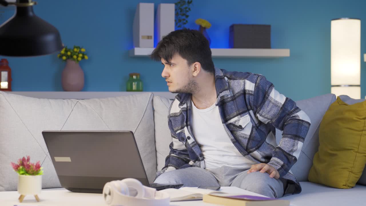 밤에 집에 도 ⁇ 이 있다. 남자는 두려워한다.