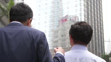 Hombres-de-negocios-en-el-centro-de-Hong-Kong