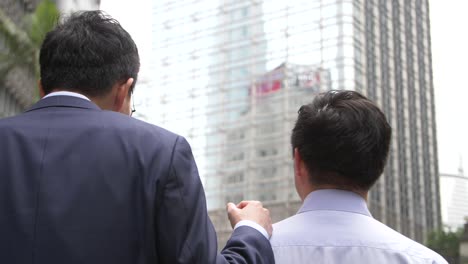 hombres de negocios en el centro de hong kong