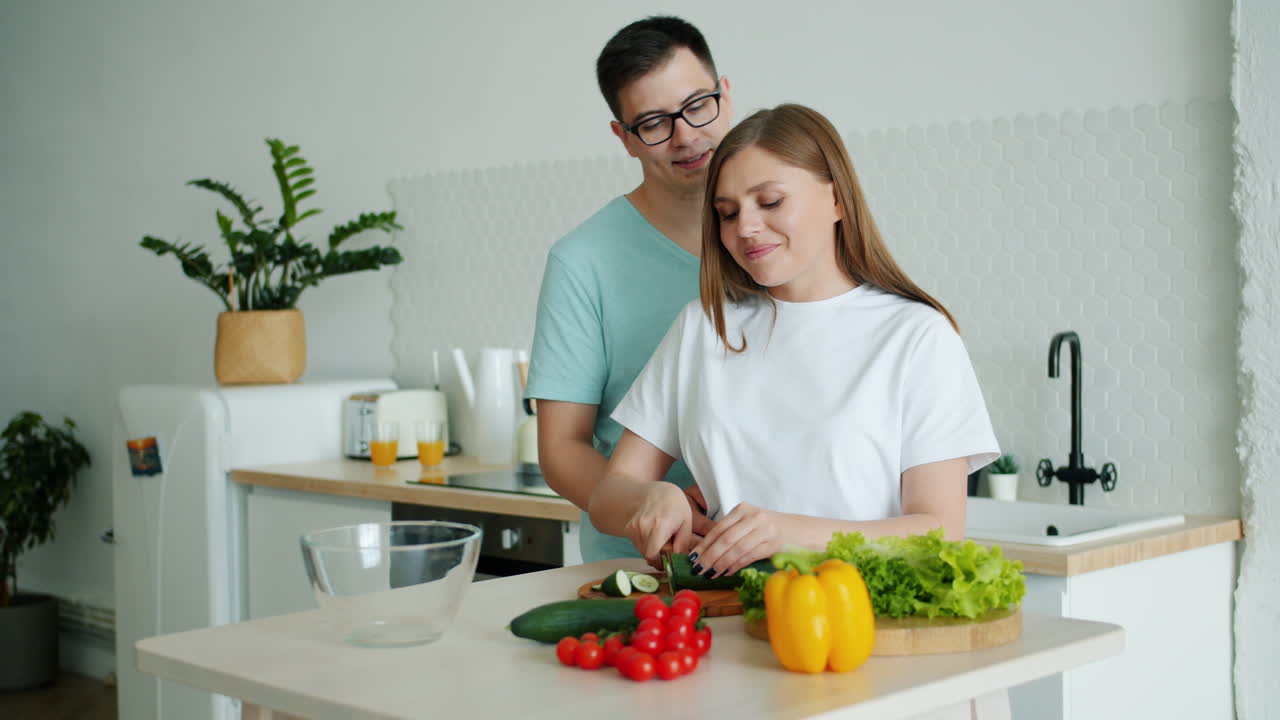pareja cocinando juntos en la cocina