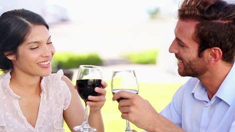 pareja feliz teniendo una comida romántica juntos