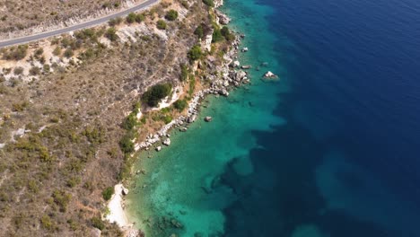 阿爾巴尼亞美麗的海岸線和沿海公路的空中飛行