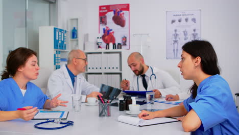 Enfermeras-Médicas-Reuniéndose-Con-Médicos-Con-Batas-Blancas-De-Laboratorio