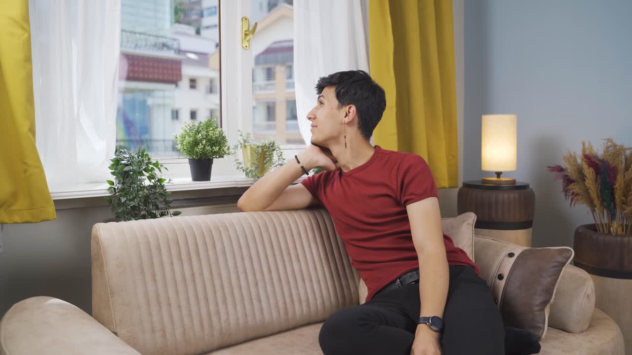 카메라를 향해 손을 흔드는 행복한 남자.