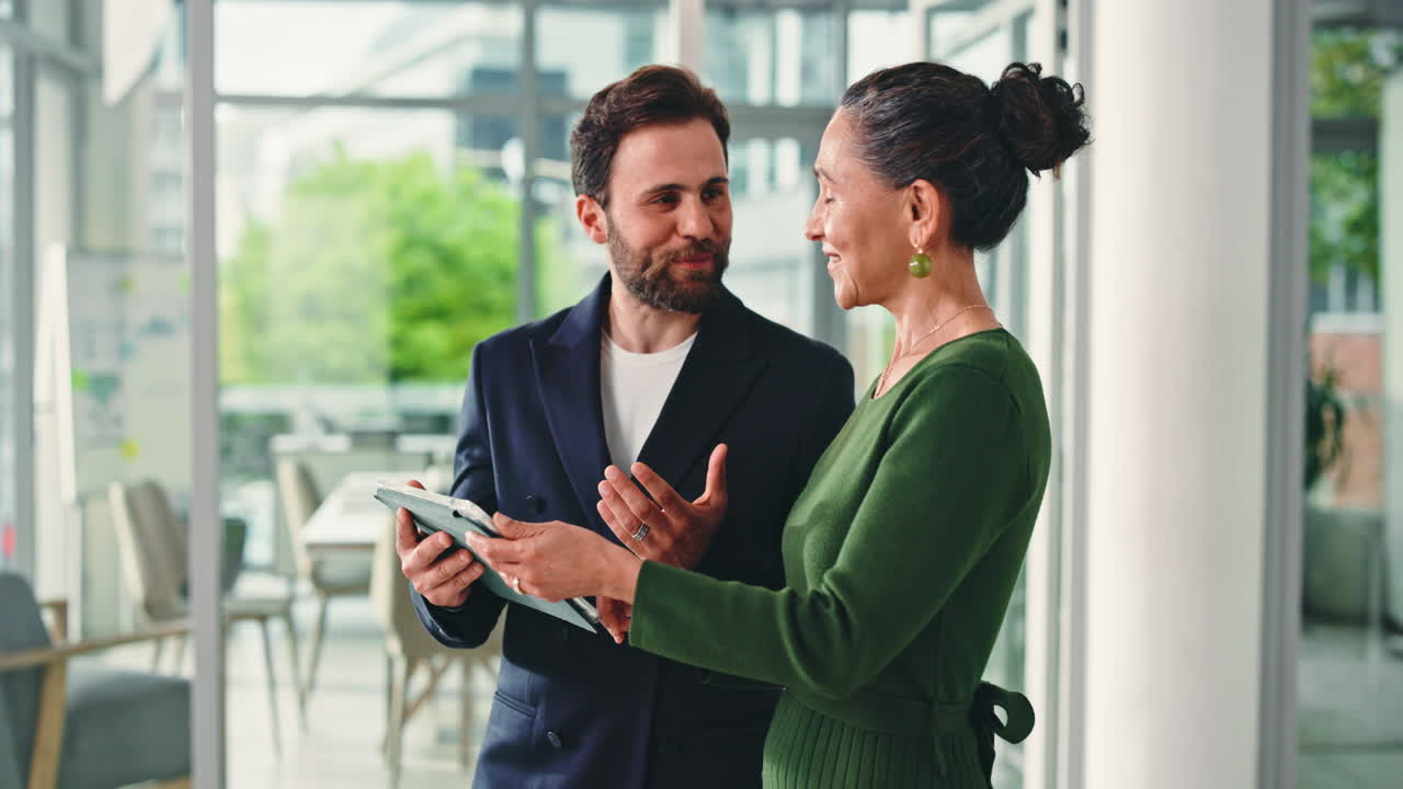 Professionisti d'affari che collaborano in un ufficio moderno
