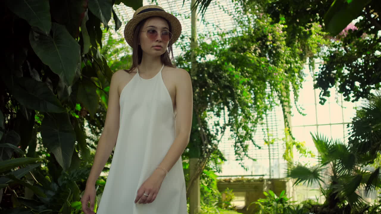 mujer en un invernadero