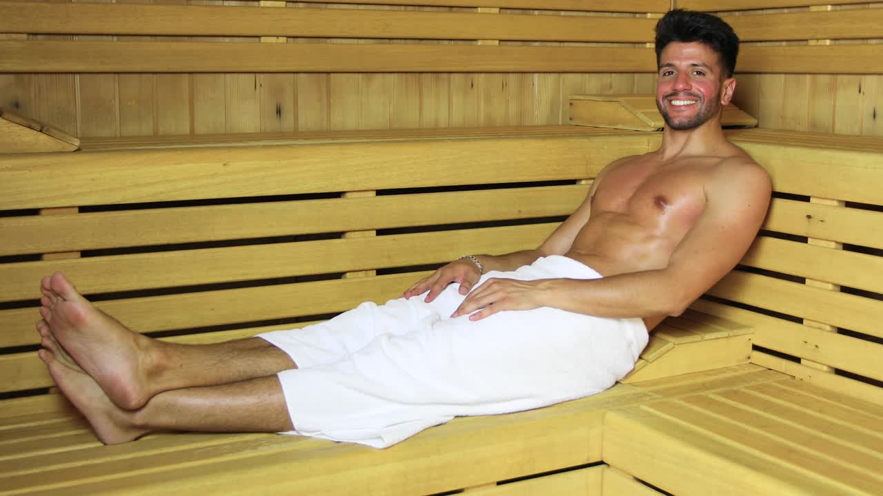 Uomo rilassante in una sauna