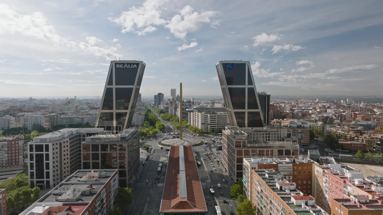 Letecká cesta nad finanční čtvrtí Madridu ukazuje moderní architekturu.