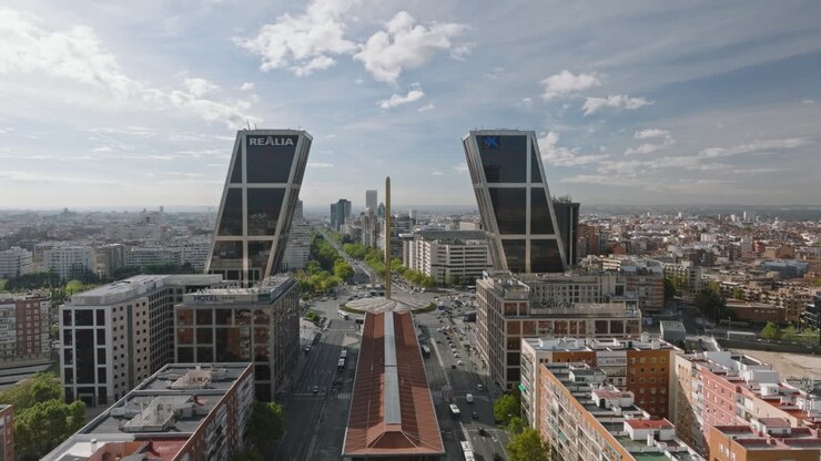 un viaje aéreo sobre el distrito financiero de madrid muestra la arquitectura moderna