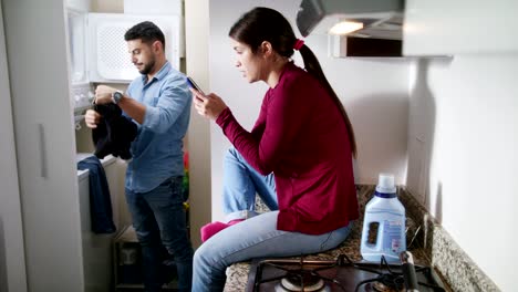 hombre y mujer haciendo tareas lavando ropa