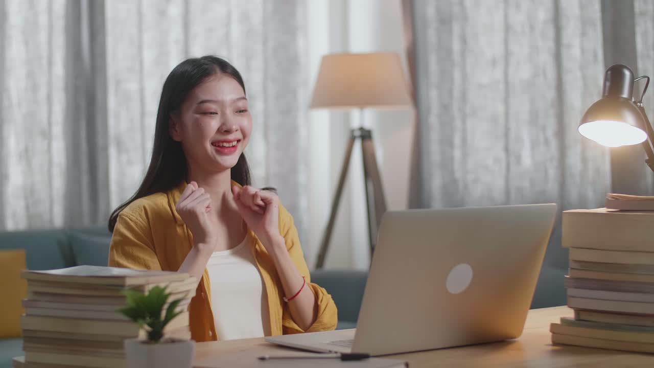 온라인 학습 성공을 축하하는 행복한 여성