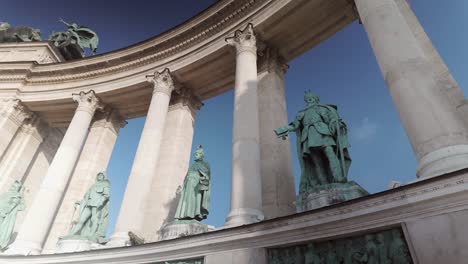 panos de bajo ángulo a través de esculturas de héroes húngaros en la plaza de budapest