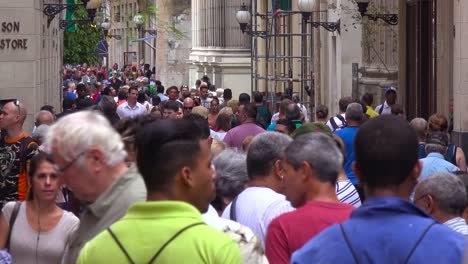 Las-Calles-Están-Llenas-De-Turistas-Y-Lugareños-En-El-Centro-De-La-Habana,-Cuba.