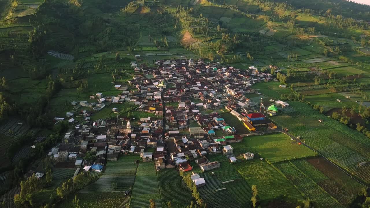vista aérea que muestra el pueblo rodeado de campos de plantación en la mañana - wonosobo, java central, indonesia