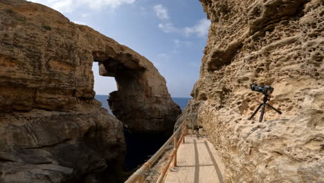 Caminando-Hacia-El-Arco-Marino-De-La-Pared-Azul-Cerca-De-Qrendi,-Malta