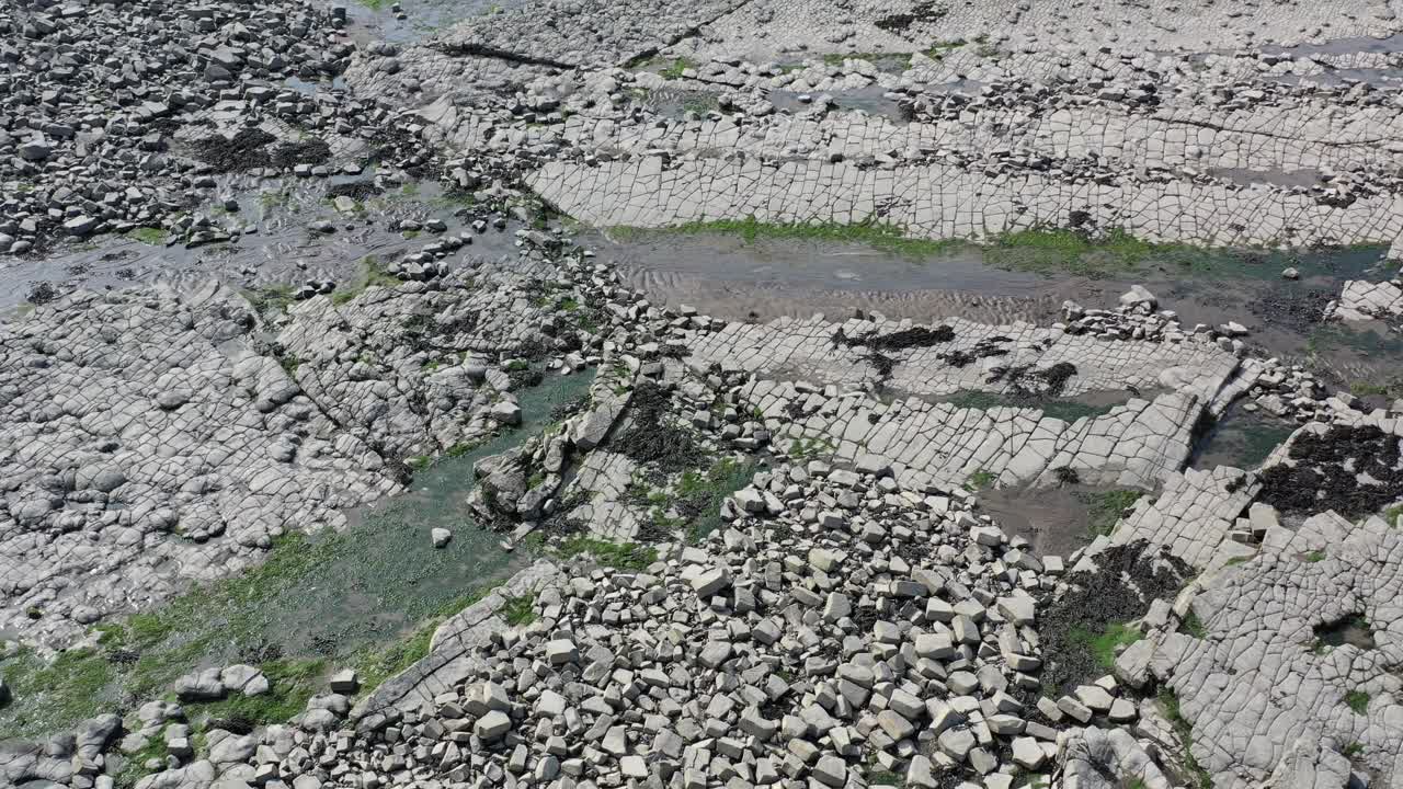 영국 북 데본의 킬브 해변 위를 향해 내려다보는 드론 촬영