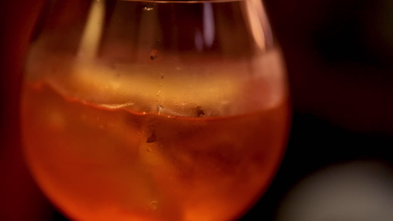Primo piano di un cocktail con fetta d'arancia