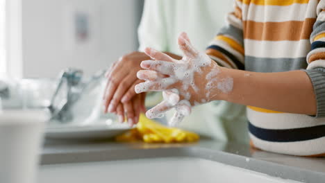 Foam,-washing-and-hands-with-mom