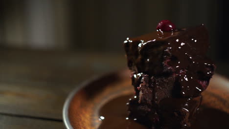 el chef puso cereza en el pastel de chocolate. pastel casero. delicioso postre.