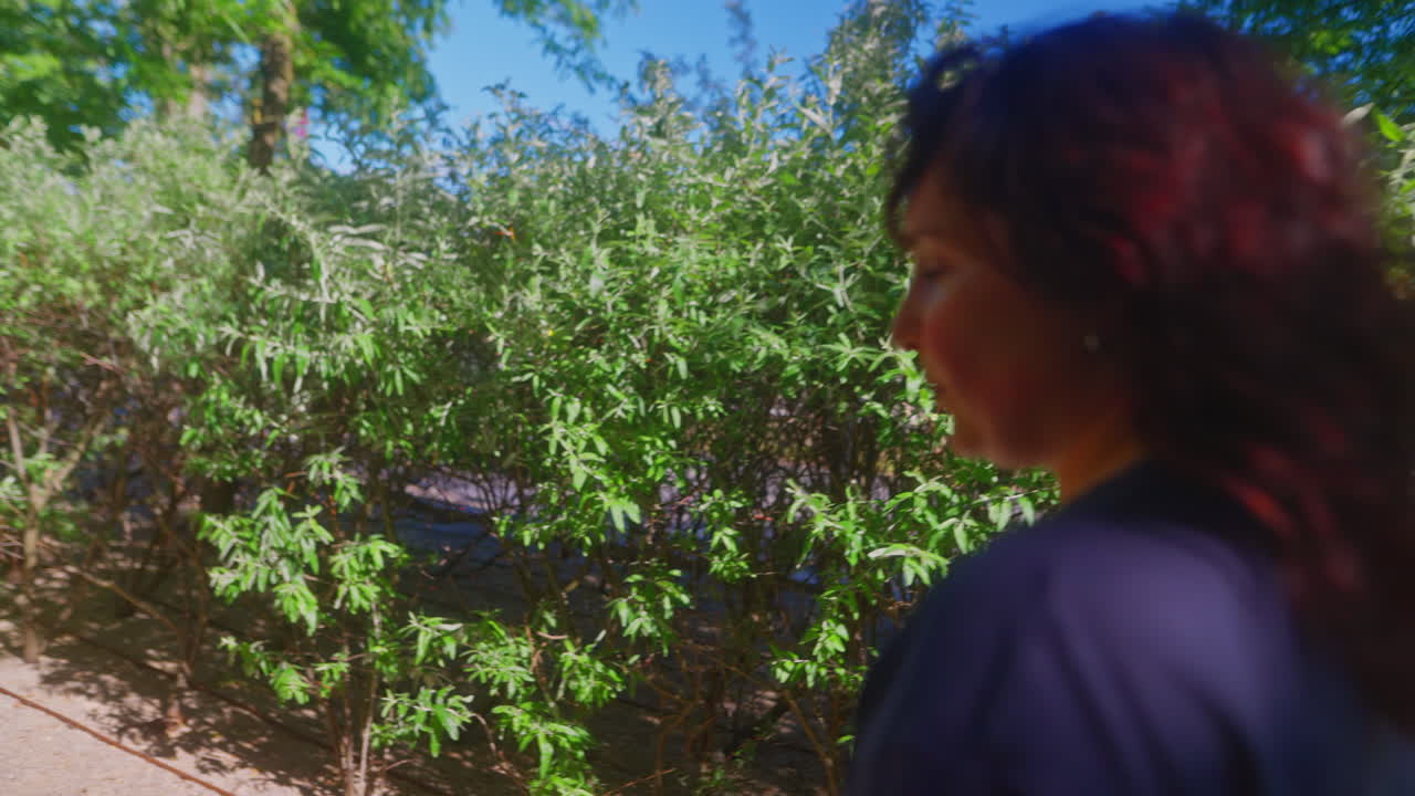 공원에서 고 있는 여자