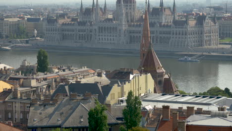 Vistas-Al-Parlamento-Húngaro-Por-La-Mañana,-Budapest,-Hungría